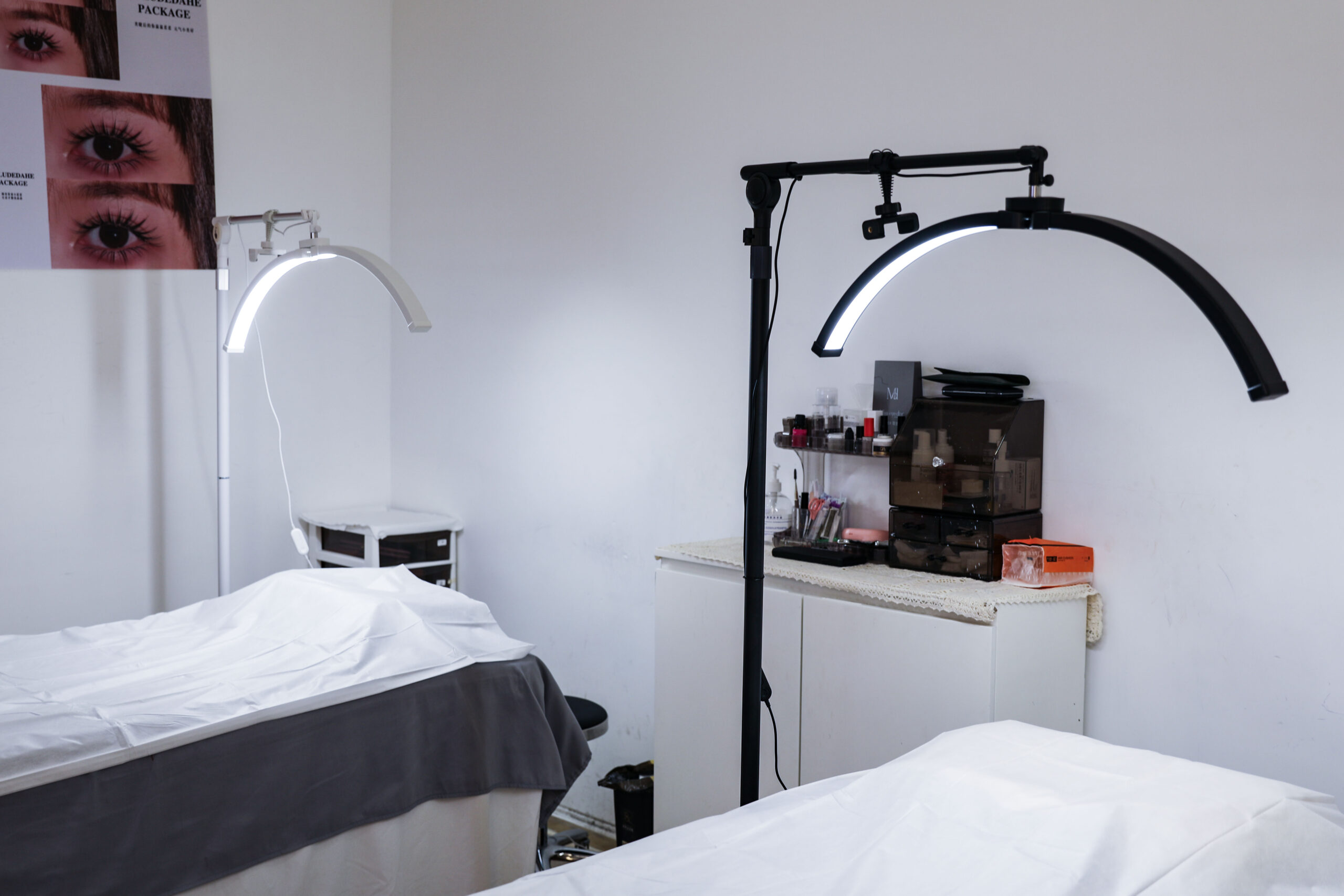 LIEQI half moon beauty lamp with adjustable LED lighting for professional salons and lash artists